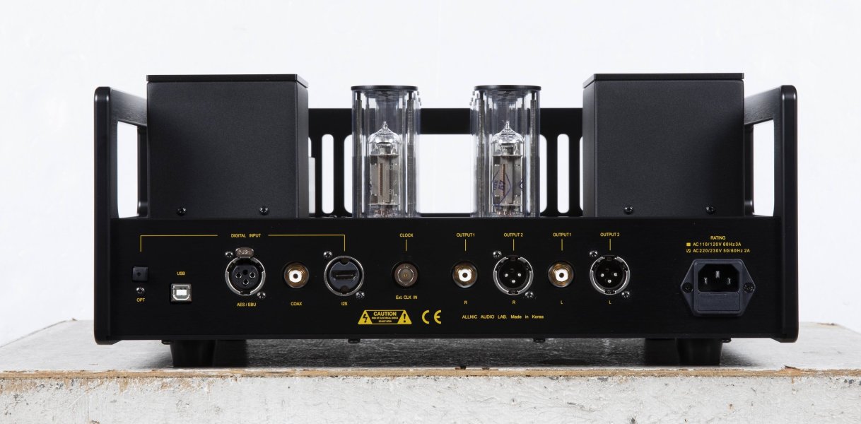 Allnic D-15000- Reduced Black Rear DAC Signature 블랙 뒤.jpg