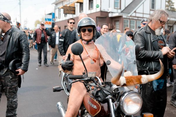 hells-angels-boozy-old-men-and-thongs-everything-i-saw-at-canadas-biggest-biker-rally-body-ima...jpg